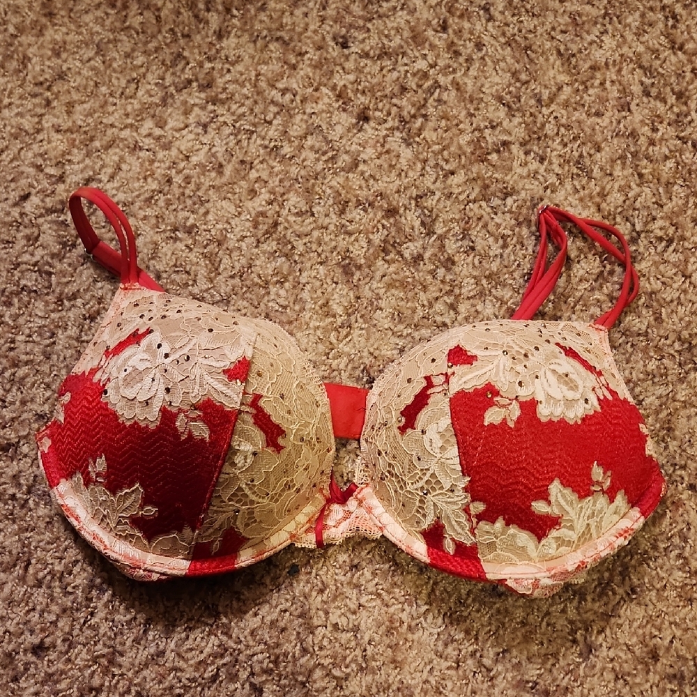 Victorias Secret Chic Lace Bra in Red and Cream